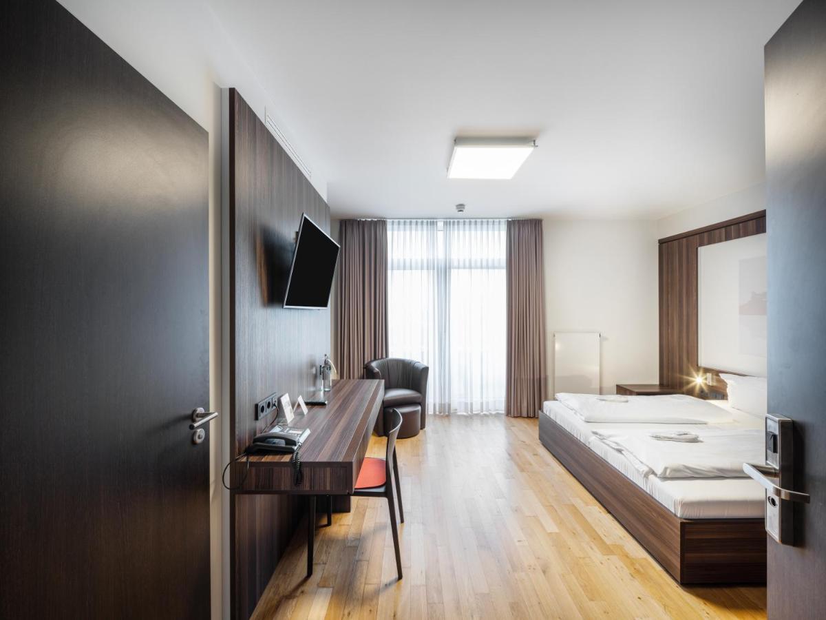 Penthouse Studio,1394814251:JPEG